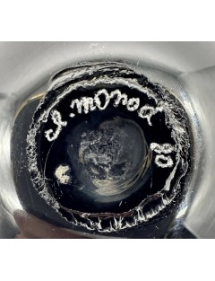 Claude MONOD - Vase boule en verre soufflé sur fond noir à inclusions bleues et de paillettes d'or