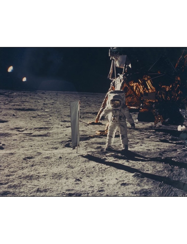 NASA. Mission Apollo 11. Photographie historique de l'astronaute Buzz Aldrin de façe debout le module lunaire "EAGLE"
