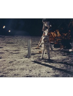 NASA. Mission Apollo 11. Photographie historique de l'astronaute Buzz Aldrin de façe debout le module lunaire "EAGLE"