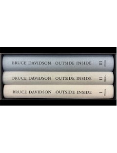 Superbe 3 livres photographies série Outside Inside de Bruce Davidson. Göttingen, Steidl, 2010.