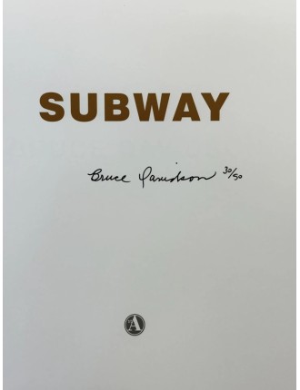 Superbe livre photographies rare série Subway de Bruce Davidson. Los Angeles, St. Ann's Press, 2003.