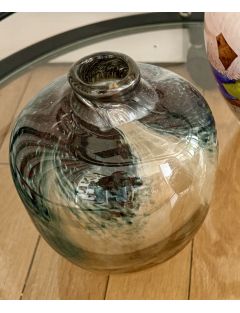 Vase - Claude Monod - Vase sphérique soliflore à nuances bleues et rouges. H : 15