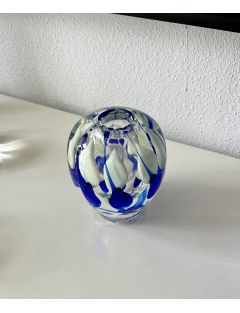 Vase - Jean-Claude Novaro - Vase soliflore à inscrutationbleues et blanches. H : 14 cm