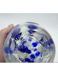 Vase - Jean-Claude Novaro - Vase soliflore à inscrutationbleues et blanches. H : 14 cm