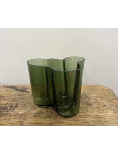 Vase Savoy en verre teinté vert. Icône du design de Alvar AALTO