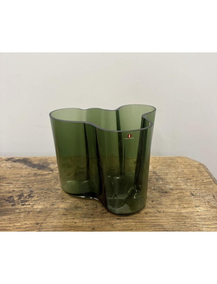 Vase Savoy en verre teinté vert. Icône du design de Alvar AALTO