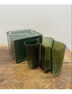 Vase Savoy en verre teinté vert. Icône du design de Alvar AALTO