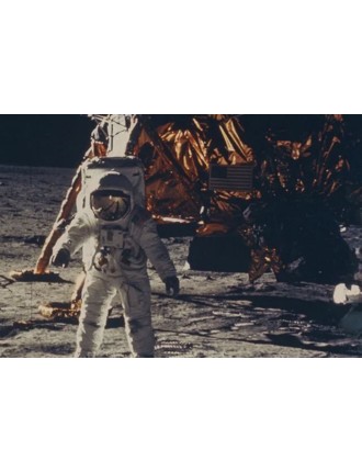 NASA. Mission Apollo 11. Photographie historique de l'astronaute Buzz Aldrin de façe debout le module lunaire "EAGLE"