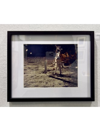 NASA. Mission Apollo 11. Photographie historique de l'astronaute Buzz Aldrin de façe debout le module lunaire "EAGLE"