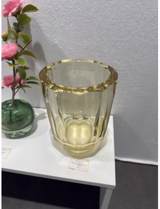 DAUM, Nancy France. Grand vase en cristal taillé à facettes jaunes, sur base circulaire.