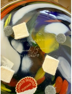 Vase boule en verre soufflé à décor type "diabolo", gravé en dessous Gianni VERSACE