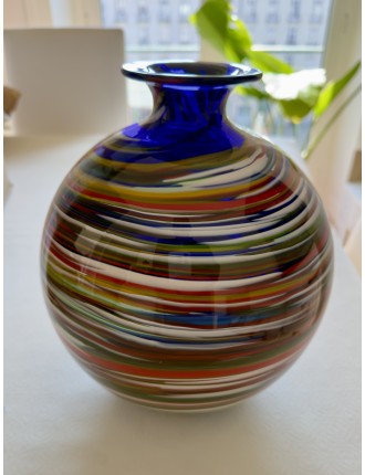 Vase boule en verre soufflé à décor type "diabolo", gravé en dessous Gianni VERSACE