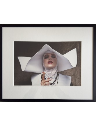 Photo en couleur, tirage argentique signée en bas à gauche et titrée " Smoking nun Cinecitta Italy" de Formento & Formento