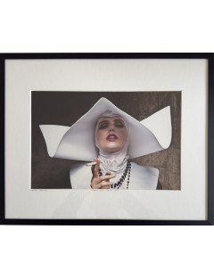 Photo en couleur, tirage argentique signée en bas à gauche et titrée " Smoking nun Cinecitta Italy" de Formento & Formento