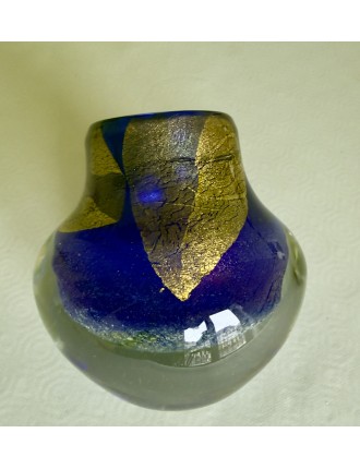 Vase Ovoïde en verre à décor polychrome signé et daté 94 sous la base. H :13 cm. Très bon état.