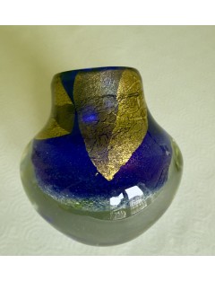 Vase Ovoïde en verre à décor polychrome signé et daté 94 sous la base. H :13 cm. Très bon état.