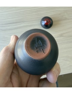 Antonio Lampecco - Série de 3 vases boules en céramique de couleur noire mate et cols émaillés rouge.