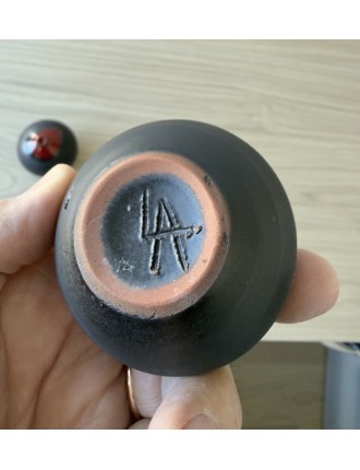 Antonio Lampecco - Série de 3 vases boules en céramique de couleur noire mate et cols émaillés rouge.