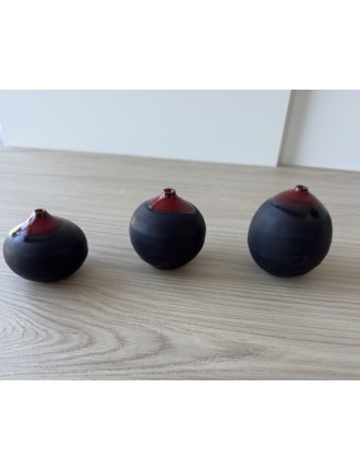 Antonio Lampecco - Série de 3 vases boules en céramique de couleur noire mate et cols émaillés rouge.