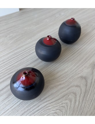 Antonio Lampecco - Série de 3 vases boules en céramique de couleur noire mate et cols émaillés rouge.