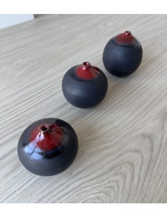 Antonio Lampecco - Série de 3 vases boules en céramique de couleur noire mate et cols émaillés rouge.