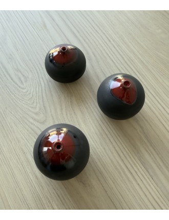 Antonio Lampecco - Série de 3 vases boules en céramique de couleur noire mate et cols émaillés rouge.
