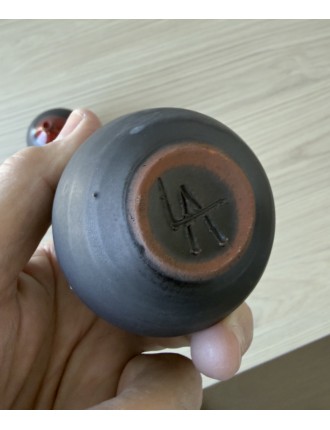 Antonio Lampecco - Série de 3 vases boules en céramique de couleur noire mate et cols émaillés rouge.