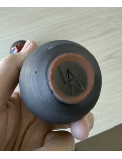 Antonio Lampecco - Série de 3 vases boules en céramique de couleur noire mate et cols émaillés rouge.