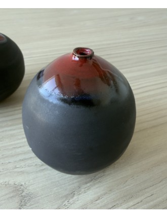 Antonio Lampecco - Série de 3 vases boules en céramique de couleur noire mate et cols émaillés rouge.