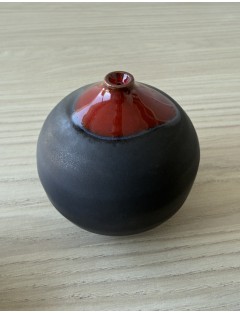 Antonio Lampecco - Série de 3 vases boules en céramique de couleur noire mate et cols émaillés rouge.