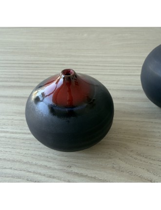 Antonio Lampecco - Série de 3 vases boules en céramique de couleur noire mate et cols émaillés rouge.