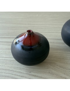 Antonio Lampecco - Série de 3 vases boules en céramique de couleur noire mate et cols émaillés rouge.