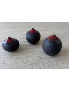 Antonio Lampecco - Série de 3 vases boules en céramique de couleur noire mate et cols émaillés rouge.