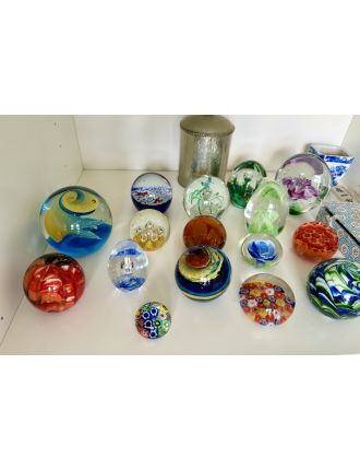 Sulfure - Divers - Lot de 16 boules presse-papier en verre, différentes tailles