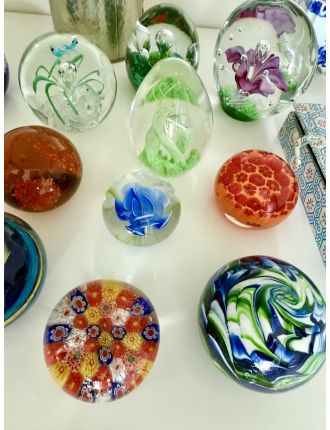 Sulfure - Divers - Lot de 16 boules presse-papier en verre, différentes tailles