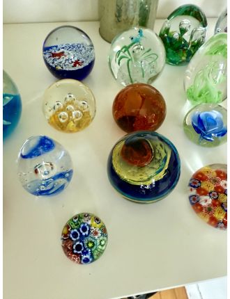 Sulfure - Divers - Lot de 16 boules presse-papier en verre, différentes tailles