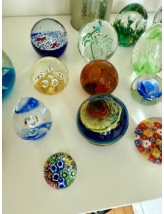 Sulfure - Divers - Lot de 16 boules presse-papier en verre, différentes tailles