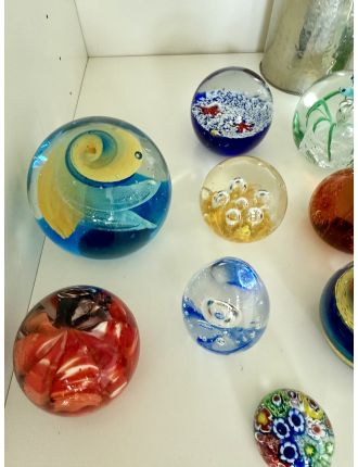 Sulfure - Divers - Lot de 16 boules presse-papier en verre, différentes tailles