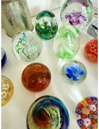 Sulfure - Divers - Lot de 16 boules presse-papier en verre, différentes tailles