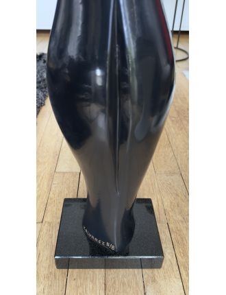 Sculpture en bronze à patine noire et socle en marbre noir de Xavier Alvarez