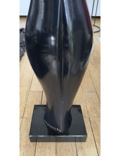 Sculpture en bronze à patine noire et socle en marbre noir de Xavier Alvarez