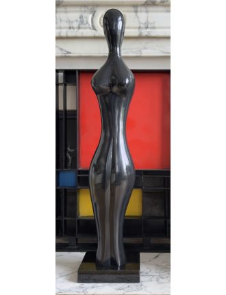 Sculpture en bronze à patine noire et socle en marbre noir de Xavier Alvarez