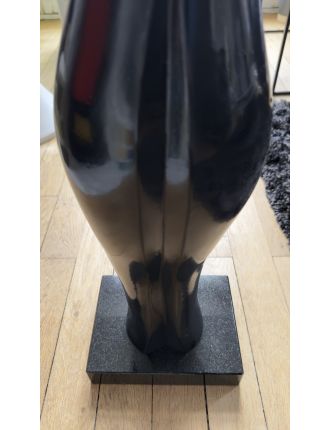 Sculpture en bronze à patine noire et socle en marbre noir de Xavier Alvarez