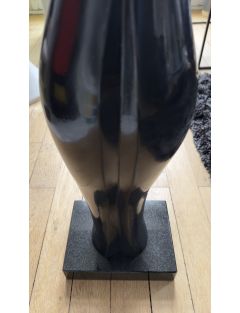 Sculpture en bronze à patine noire et socle en marbre noir de Xavier Alvarez