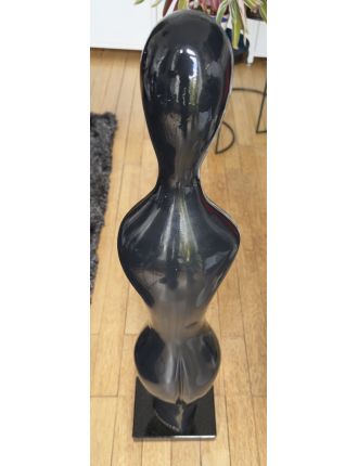 Sculpture en bronze à patine noire et socle en marbre noir de Xavier Alvarez