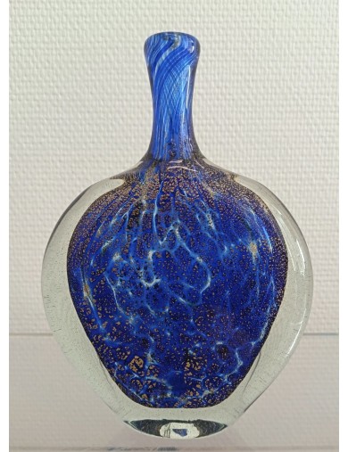 Jean-Claude Novaro - Vase à panse plate à col haut en verre soufflé à inclusions d'oxydes, d'émaux bleus et feuilles d'or