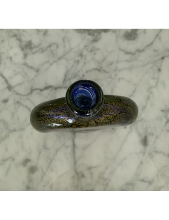 Jean-Claude Novaro - Vase à panse plate à col haut en verre soufflé à inclusions d'oxydes, d'émaux bleus et feuilles d'or