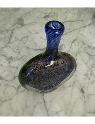 Jean-Claude Novaro - Vase à panse plate à col haut en verre soufflé à inclusions d'oxydes, d'émaux bleus et feuilles d'or