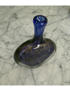 Jean-Claude Novaro - Vase à panse plate à col haut en verre soufflé à inclusions d'oxydes, d'émaux bleus et feuilles d'or