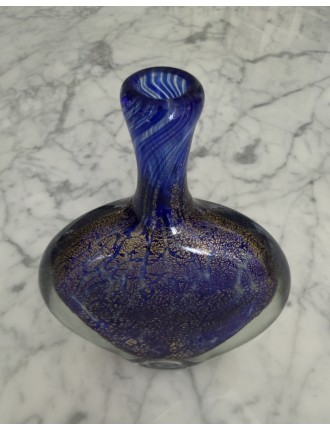 Jean-Claude Novaro - Vase à panse plate à col haut en verre soufflé à inclusions d'oxydes, d'émaux bleus et feuilles d'or